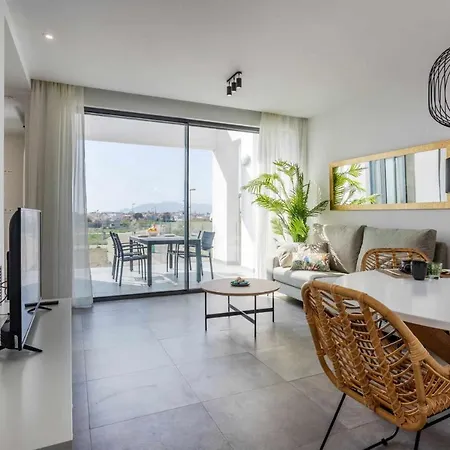 Oliva Suites דירה